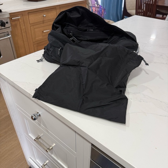 NWT lululemon gym Black Duffel Bag - Picture 4 of 8